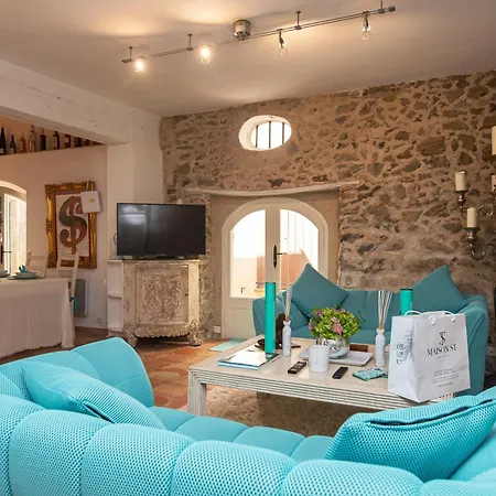 Dom wakacyjny Steps From The Port! Chic 2-bed In The Heart Of Saint-Tropez