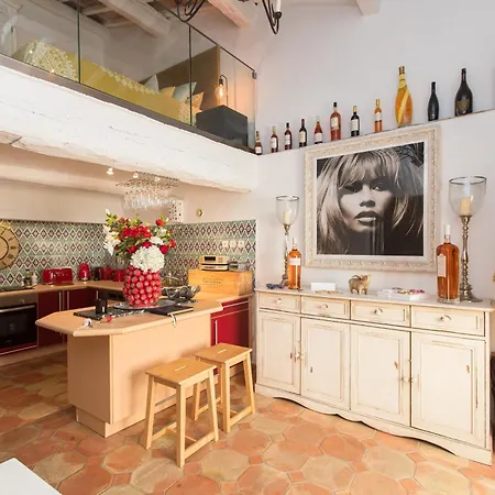 Steps From The Port! Chic 2-bed In The Heart Of Dom wakacyjny