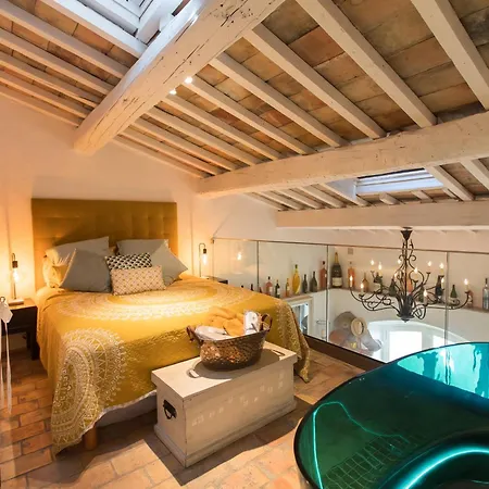 Steps From The Port! Chic 2-bed In The Heart Of