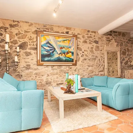 Steps From The Port! Chic 2-bed In The Heart Of Feriehus *