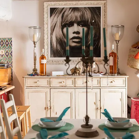 Vakantiehuis Steps From The Port! Chic 2-bed In The Heart Of *