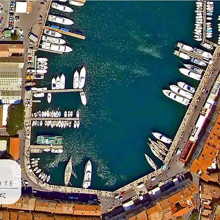 Steps From The Port! Chic 2-bed In The Heart Of Vakantiehuis