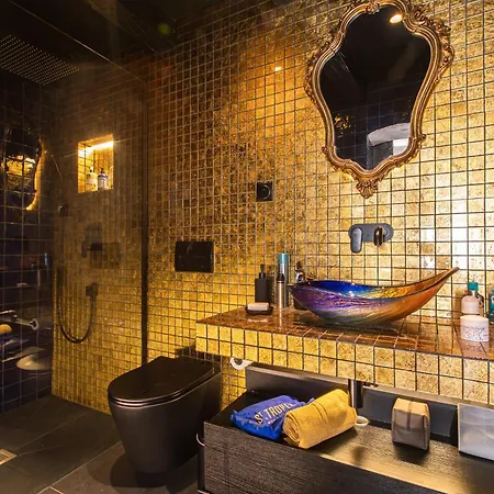 Steps From The Port! Chic 2-bed In The Heart Of