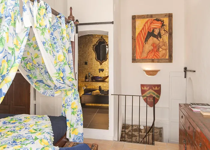 Vakantiehuis Steps From The Port! Chic 2-bed In The Heart Of