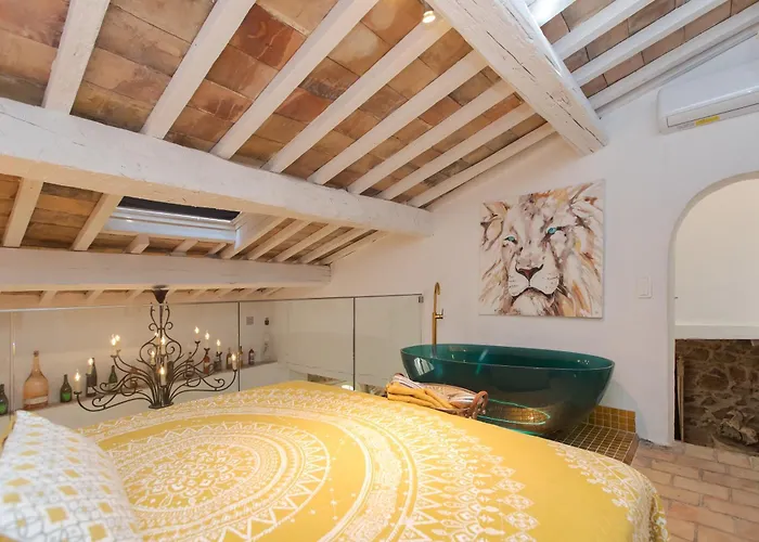 Steps From The Port! Chic 2-bed In The Heart Of *