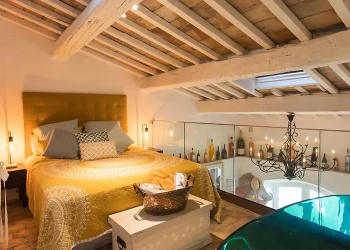 Steps From The Port! Chic 2-bed In The Heart Of