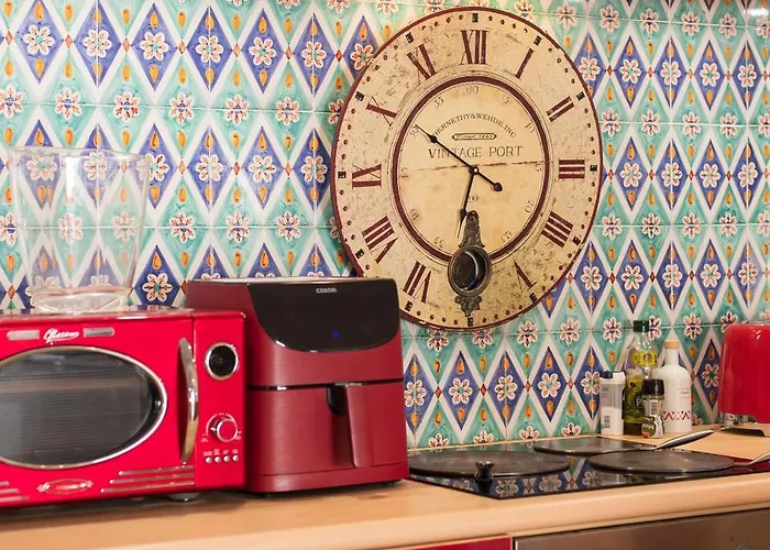 Vakantiehuis Steps From The Port! Chic 2-bed In The Heart Of *