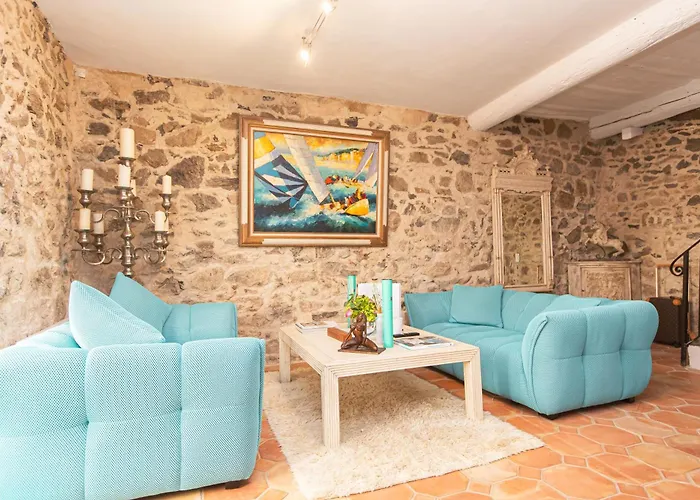 Steps From The Port! Chic 2-bed In The Heart Of Vakantiehuis *
