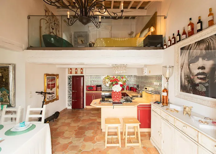 Steps From The Port! Chic 2-bed In The Heart Of *