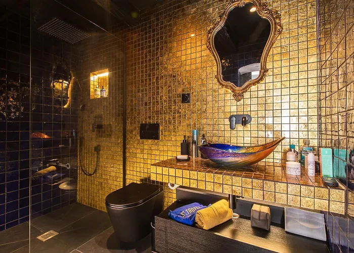 Steps From The Port! Chic 2-bed In The Heart Of